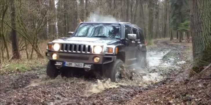 Za volantem Hummeru H3 – adrenalinová jízda divokým terénem