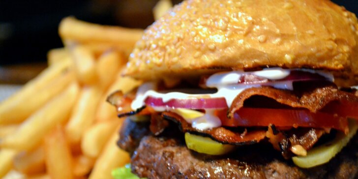 Dva burgery a kýbl alkoholu v americké restauraci a klubu Timeout