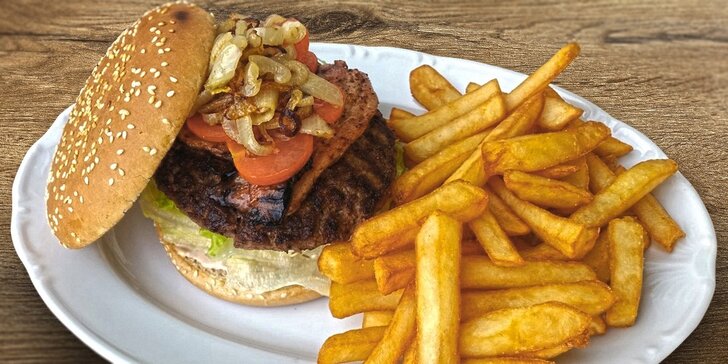 Poctivý burger Speciál s porcí zlatavých hranolků ve Steak&Burger Baru