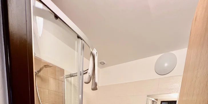 Každá izba aj apartmán má vlastnú kúpeľňu.