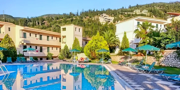 Lefkada: 3* hotel Santa Marina s polopenzí, bazénem a letenkami
