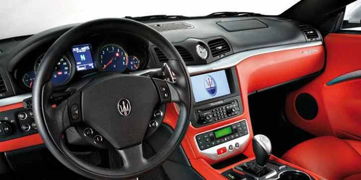 Čistokrevný sporťák fascinuje designem a luxusním červeným interiérem.