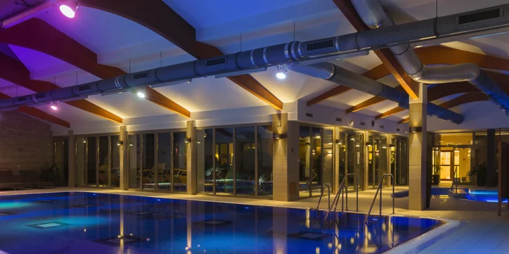 V rodinném bazénu jsou jacuzzi a masážními prvky. Na starší děti čeká vodní hřiště a větší skluzavka pro odvážné. Také je tu malé kino a přihlásit se můžete na lekce plavání.