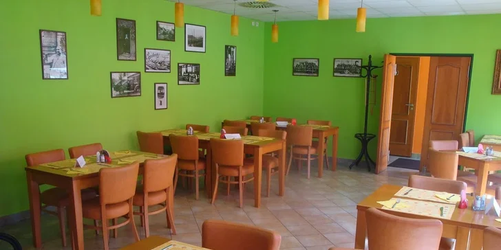 Špičkově pečená kolena si vychutnáte v příjemném interiéru nové restaurace.