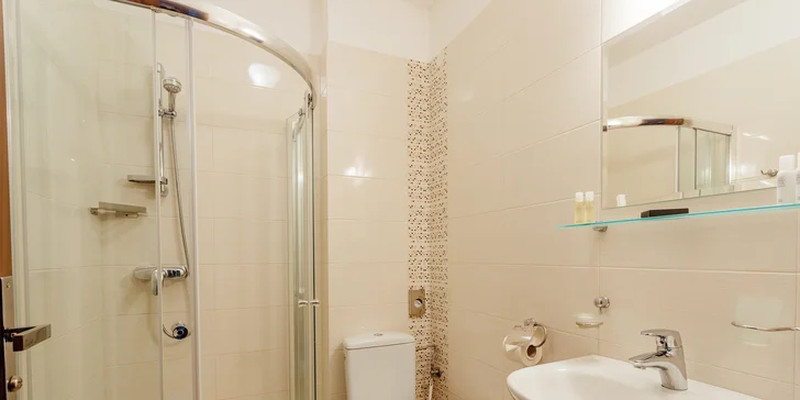 V nabídce je Klasik se dvěma oddělenými lůžky, Standard s manželskou postelí (případně s jednou přistýlkou) a Apartmán, který má samostatnou ložnici.