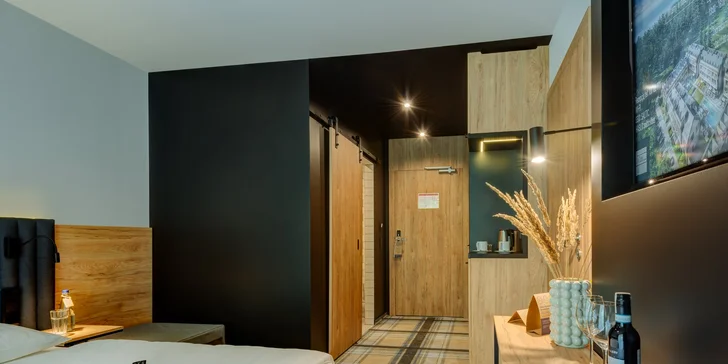 K dispozícii máte televíziu, set na prípravu kávy a čaju a Wi-Fi. Nechýba ani minibar a trezor.