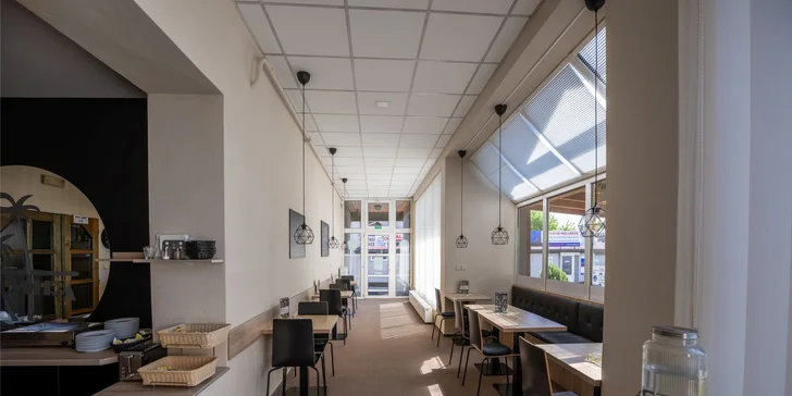 Součástí hotelu je bistro s malou pizzerií, kam si můžete zaskočit na něco dobrého. 