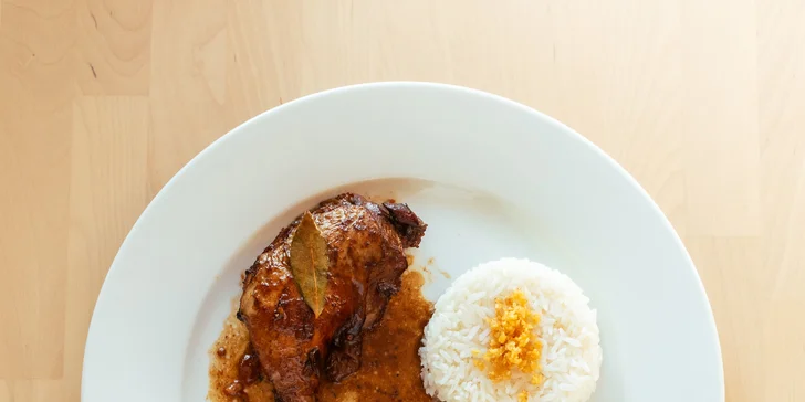 Třetím hlavním chodem je lahodně propečené kuřecí stehýnko ochucené Adobo marinádou s rýží.
