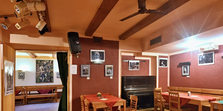 Místa je zde ale dost, vyrazte na burger klidně s celou partou!