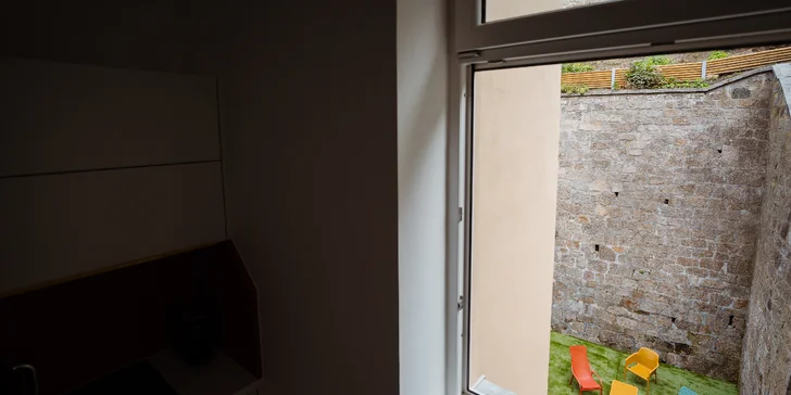 Využívat můžete terasu v zadní části budovy. 