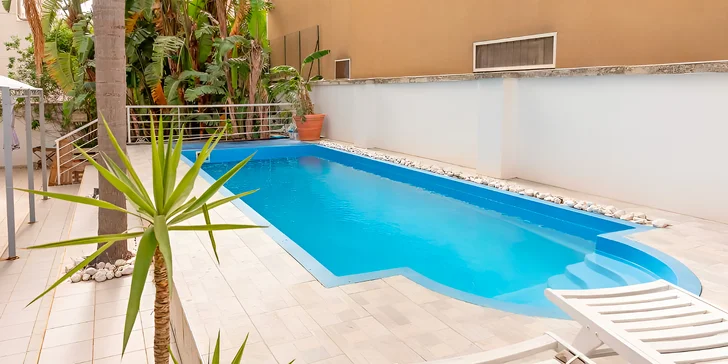 Zabydlíte se v hotelu Sea Garden s venkovním bazénem.