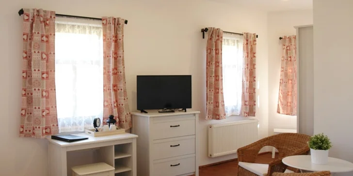 U recepce je salonek, půjčit si tu můžete knihy i společenské hry.