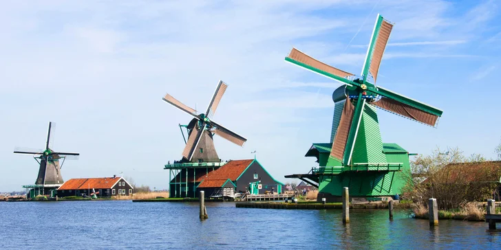 Podíváte se i zpět do minulosti: ve skanzenu Zaanse Schans s větrnými mlýny, malebnými domky a sýrárnou.