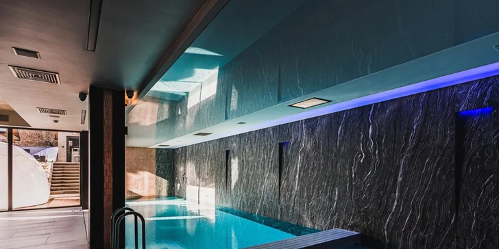 Ve wellness je celoročně vyhřívaný venkovní bazén, vnitřní bazén s brouzdalištěm, sauny a vířivka.