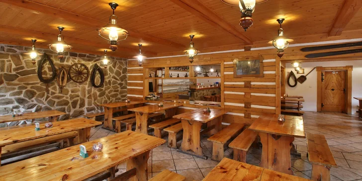 Patří k němu hostinec, kde vaří tradiční české a krkonošské speciality. 
