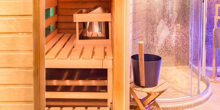 1 nebo 2 hodiny v privátním wellness a případně lahev sektu pro pár