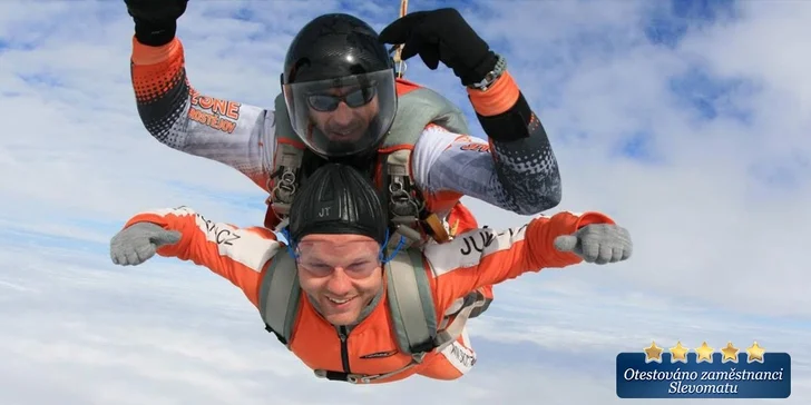 Tandemový seskok nad mořem v doprovodu ostřílených profíků