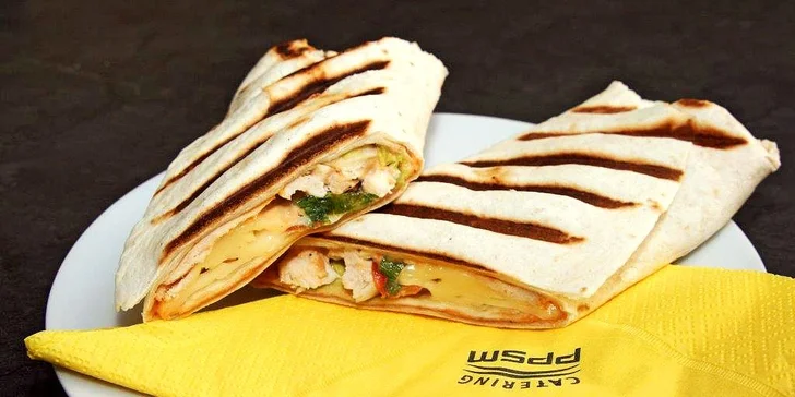 Rozpečená tortilla plněná masem a káva dle výběru na Národní