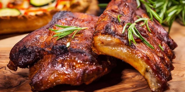Vepřová žebírka 850g pečená na medu a zázvoru