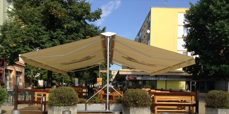 Vyzrálé hovězí steaky, šťavnatá krkovička na grilu i libové kuřecí na prkně