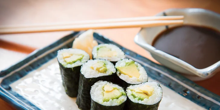 Bohatá nadílka sushi v restauraci HAZEN Asian Fusion
