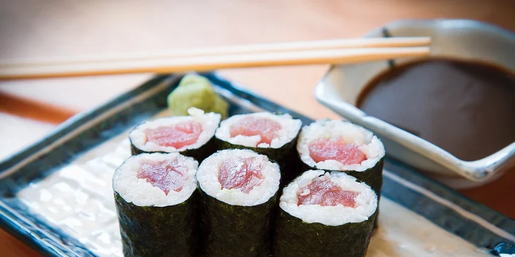 Bohatá nadílka sushi v restauraci HAZEN Asian Fusion