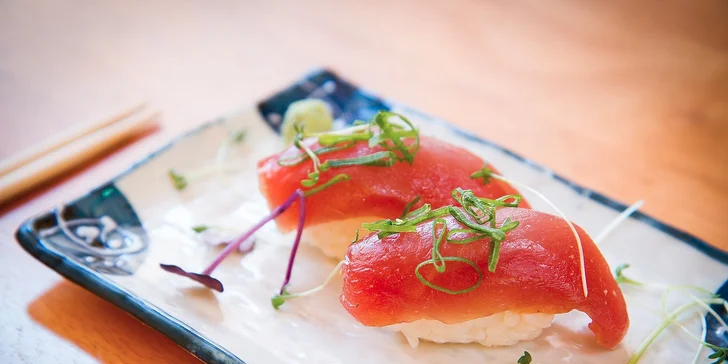 Bohatá nadílka sushi v restauraci HAZEN Asian Fusion
