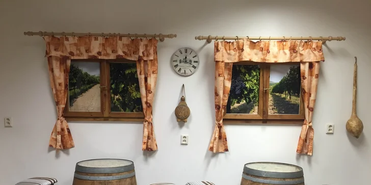 Víno, klobáska a preclíky pro dvě osoby