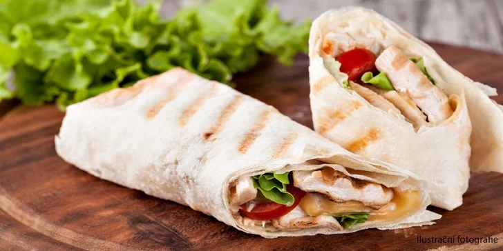 Rozpečená tortilla plněná masem a káva dle výběru na Národní
