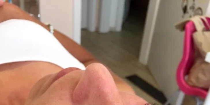 Prodloužení řas metodou řasa na řasu vč. úpravy obočí