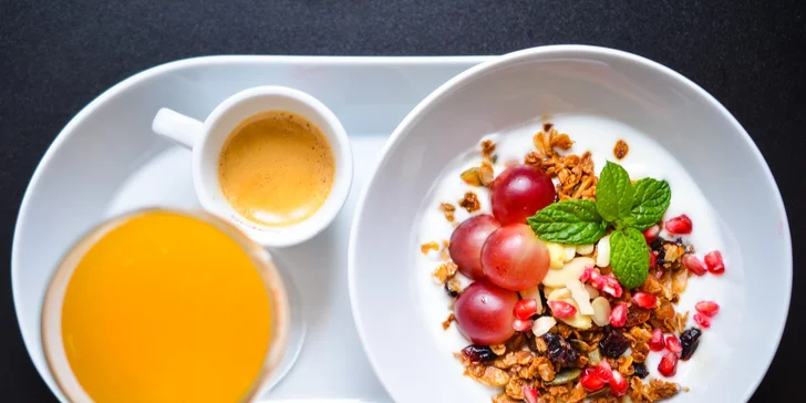 Poctivá víkendová snídaně pro dva s možností wellness či únikové hry