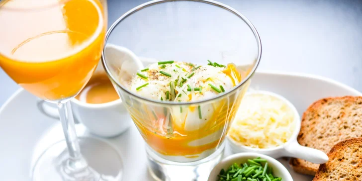 Poctivá víkendová snídaně pro dva s možností wellness či únikové hry