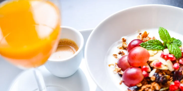Poctivá víkendová snídaně pro dva s možností wellness či únikové hry