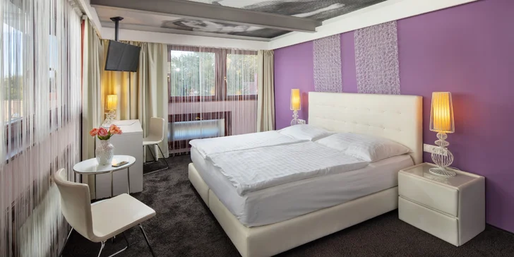 V pokojích na vás čeká samostatná koupelna a WC, nechybí ani LCD televize, Wi-Fi připojení a minibar.