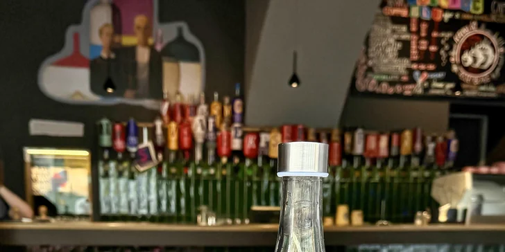 Tahle unikátní kavárna a bar v jednom snoubí pohodu kavárny s barovou radostí a kolážovou zručností. 