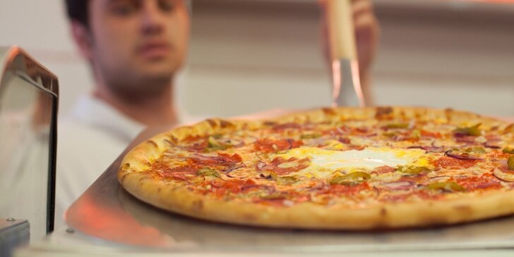 2 čerstvě nazdobené pizzy s průměrem 36 nebo 45 cm z pizzerie Luigi
