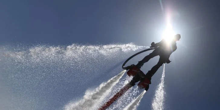 Flyboarding: let nad vodní hladinou ve východních Čechách + dárek