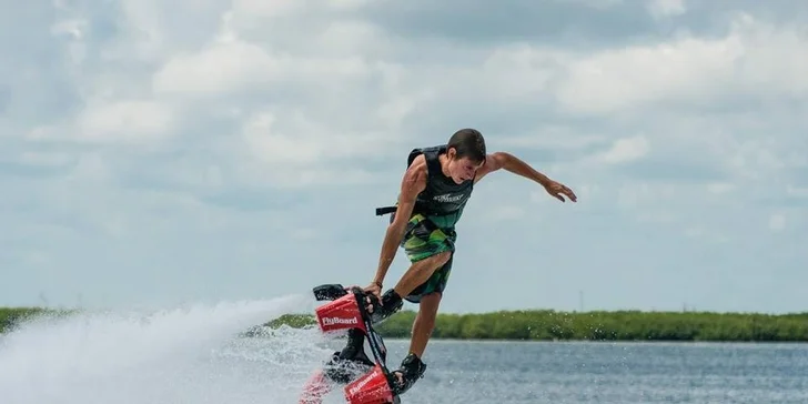 Flyboarding: let nad vodní hladinou ve východních Čechách + dárek