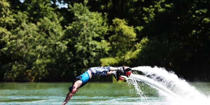 Flyboarding: let nad vodní hladinou ve východních Čechách + dárek
