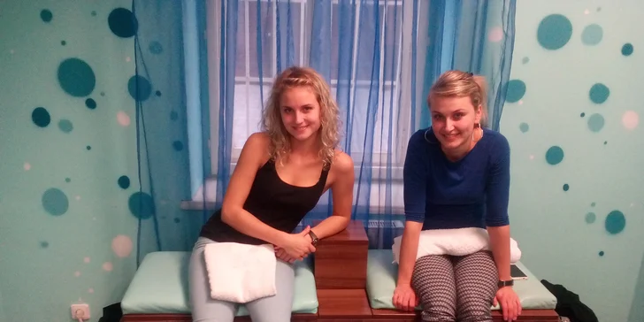 V tiché a léčivé společnosti: ozdravná koupel nohou i těla s rybkami Garra Rufa