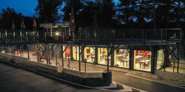 V moderním areálu najdete i restauraci. 