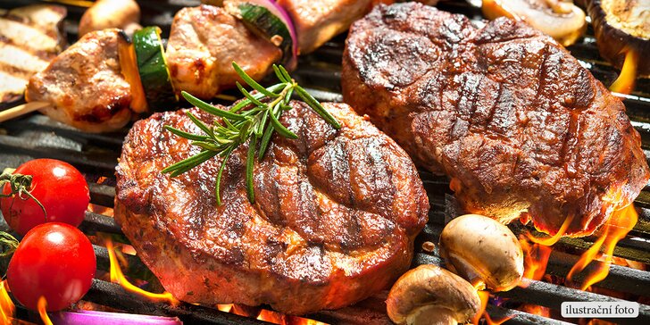 Vyzrálé hovězí steaky, šťavnatá krkovička na grilu i libové kuřecí na prkně