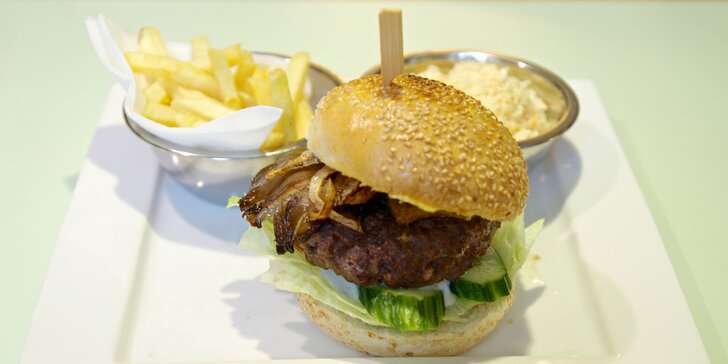 Šťavnaté burger menu dle vašeho výběru, salát Coleslaw a hranolky