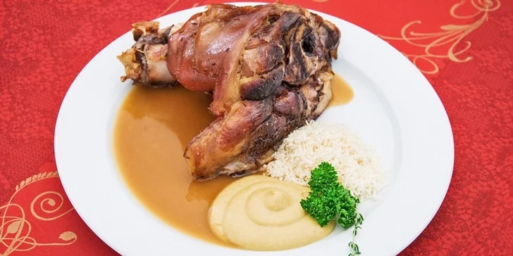 Vepřové koleno pečené na černém pivu včetně oblohy a chleba