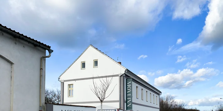 Přímo u penzionu je zastávka MHD, takže se kamkoliv dostanete snadno. 