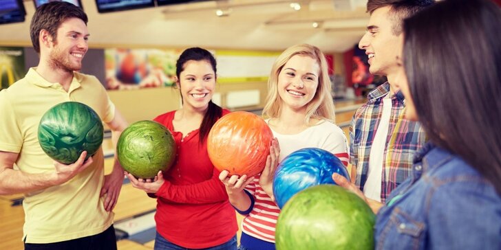 Hodina bowlingu pro partu přátel: zábava až pro 8 hráčů