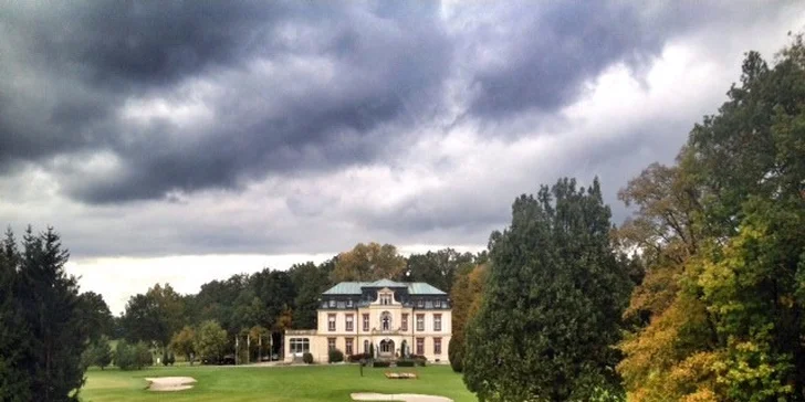 Golfové zážitky ve vyhlášeném Queen's Park Golf clubu Myštěves