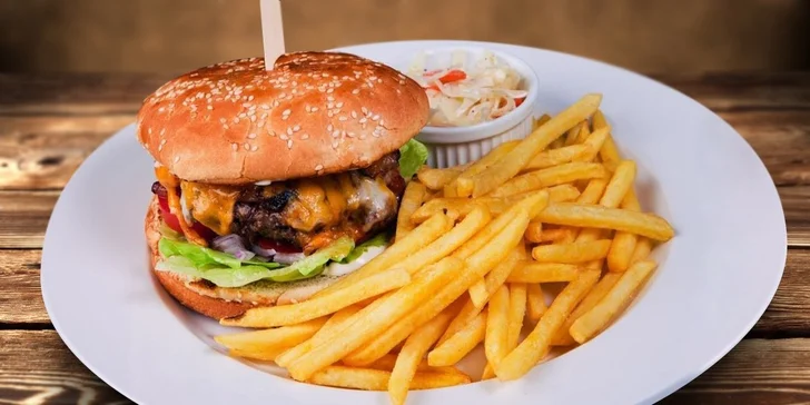 Dva burgery s přílohou, salátem a výhledem na Hradčany