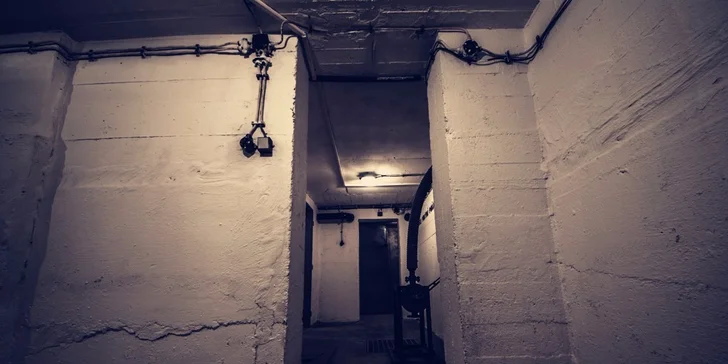 Unikněte z protiatomového krytu: escape game ve skutečném podzemním úkrytu
