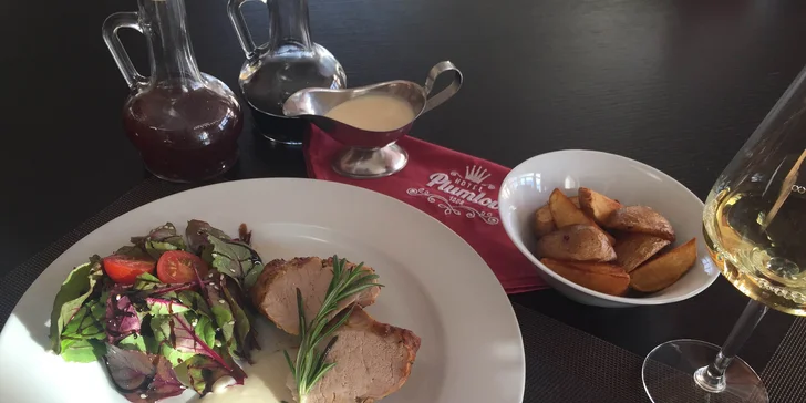 Tříchodové menu pro 2 s vepřovou panenkou i dezertem na Plumlově